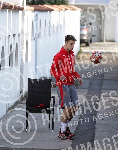 Former Red Star footballer, currently part of the team of Danish second baseman Andrija Rajovic, son of singer Boban Rajovic, practices with the ball outside the house.Bivsi fudbaler Crvene zvezde, trenutno deo ekipe danskog drugoligasa Andrija Rajo