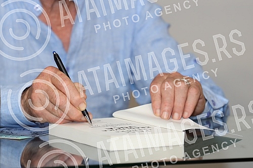 Nobel Laureate Peter Handke, who during a short visit to Belgrade, socialized with readers in the Delfi SKC bookstore and signed his books.Nobelovac Peter Handke, koji je u kratkoj poseti Beogradu druzio se sa citaocima u knjizari Delfi SKC i potpi