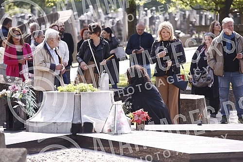 The commemoration on the occasion of the first year since the death of the painter and sculptor Milos Sobajic was held in the Alley of Merited Citizens at the New Cemetery.Pomen povodom prve godine od smrti slikara i vajara Milosa Sobajica odrzan j