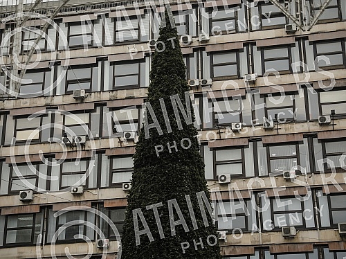 Installation of a New Year's tree in Knez Mihailova street, in the immediate vicinity of Republic Square.Postavljanje novogodisnje jelke u Knez Mihailovoj ulici, u neposrednoj blizini Trga Republike