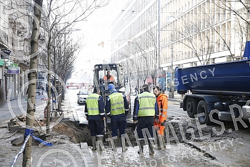 After the water pipe burst near Beogradjanka, the bus fell into a hole, and then the traffic was changed and the city services are working on repairing the fault. Nakon pucanja vodovodne cevi kod Beogradjanke, autobus je propao u rupu, a potom je s