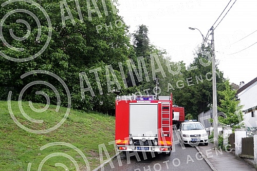 Fire in a private house in Ilije Djuricica Street in Belgrade's Zarkovo neighborhood, Cukarica municipality.Pozar u privatnoj kuci u ulici Ilije Djuricica u beogradskom naselju Zarkovo, opstina Cukarica.