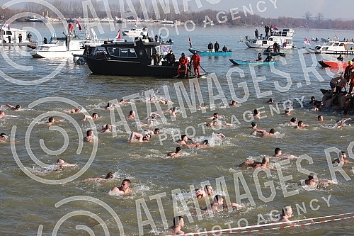 The traditional swimming for the Epiphany for the Holy Cross was held in Zemun, organized by the Municipality of Zemun, the Church of the Holy Father Nikolaj and SVEBOR Alliance of Belgrade.U Zemunu je odrzano tradicionalno plivanje na Bogojavljenj