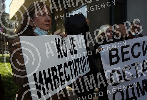 In front of the building of the municipality of Vracar, a new protest of opposition parties and associations of citizens demanding the responsibility of the authorities in the city and that municipality for the collapse of a residential building in V