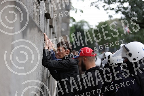 The police blocked the opponents of Europride in the central city streets, and some of them were detained.Policija je blokirala protivnike Europrajda u centralnim gradskim ulicama, a neki od njih su i privedeni.