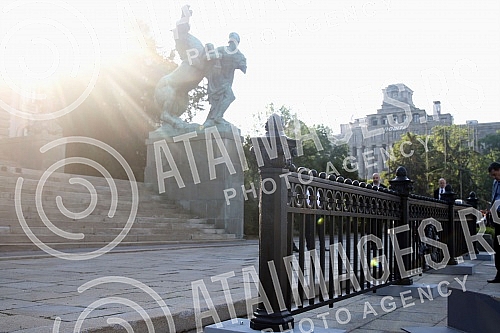 In front of the parliament building, a part of the assembly fence delivered from Northern Macedonia was handed over.
Ispred zgrade parlamenta obavljena je primopredaja dela skupstinske ograde dopremljene iz Severne Makedonije. In front of the parliament building, a part of the assembly fence delivered from Northern Macedonia was handed over.
Ispred zgrade parlamenta obavljena je primopredaja dela skupstinske ograde dopremljene iz Severne Makedonije.