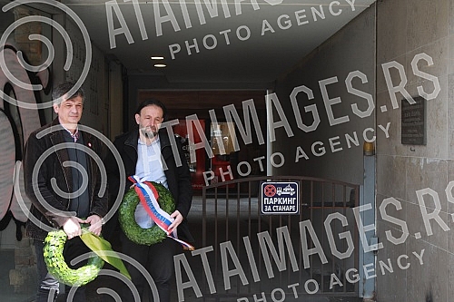 Representatives of the Association of Journalists of Serbia and the Independent Association of Journalists of Serbia laid wreaths and lit candles at the scene of the murder of editor and publisher Slavko Curuvija.Na mestu ubistva urednika i izdavac