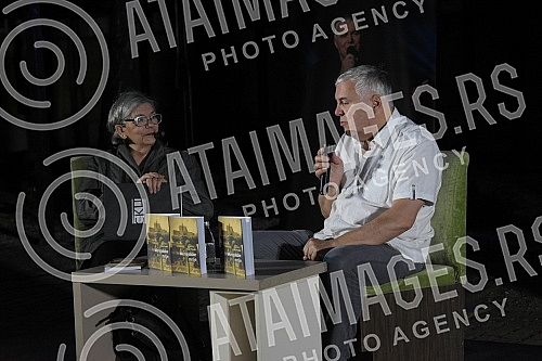 Singer Zoran Predin held a promotion of the book - Mongolian stains in the courtyard of the University and then a songwriting concert.Pevac Zoran Predin odrzao je promociju knjige - Mongolske mrlje u dvoristu Univerziteta a zatim i kantautorski konc
