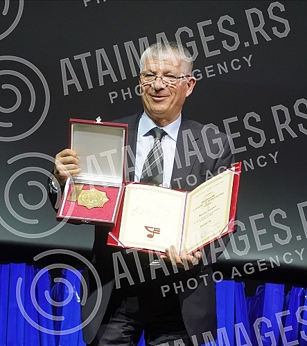 In the big hall of the Kombank hall, after a two-year break, the traditional SEMUS awards ceremony was organized for the most prominent pop and music artists in Serbia.U velikoj sali Kombank dvorane, posle dve godine pauze organizovana je tradicion