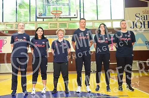 An open training and conversation with the selector of the senior women's basketball team of Serbia Marina Maljkovic and members of the U20 national team in the Vizura hall were organized on the occasion of the preparations of national teams for the 