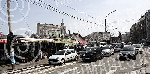 Because of the coronavirus, Belgrade markets operate three days a week on Thursdays, Fridays and Saturdays. Zbog korona virusa pijace u Beogradu rade tri dana nedeljno, cetvrtakom, petakom i subotom.