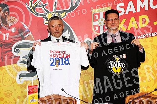 The Football Federation of Serbia and Apatin Brewery signed a sponsorship contract.Fudbalski savez Srbije i Apatinska pivara potpisali su sponzorski ugovor. 