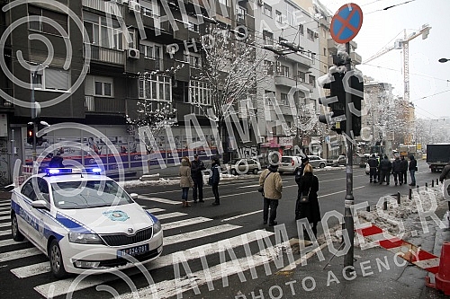 The crane in the center of Belgrade has curtailed and threatens to fall.Kran u centru Beograda se nakrivio i preti da padne.