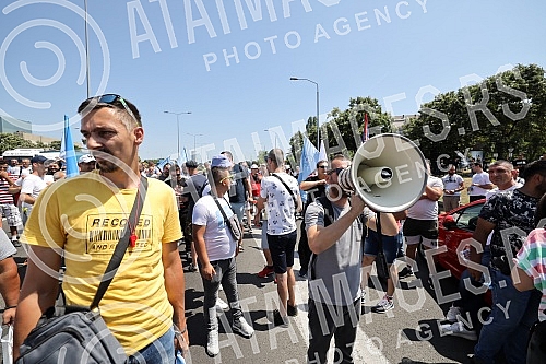 Workers of Kragujevac's Fiat blocked the highway near the Sava Center in Belgrade, as they announced because even after several rounds of negotiations they did not reach a solution with the Government of Serbia and the company on guarantees that ther