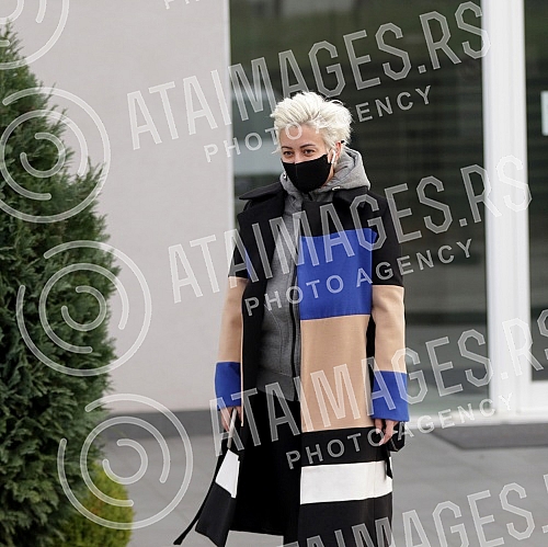 Television presenter Dusica Jakovljevic released from the clinic where she underwent surgery - breast augmentation.Televizijska voditeljka Dusica Jakovljevic izlazi iz klinike gde se podvrgla operaciji - povecanje grudi.