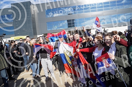 Numerous journalist teams and fans were waiting for Novak Djokovic at the Nikola Tesla Airport, who arrived from Belgrade to Belgrade at around 12:20, after the abolition of visas for Australia.Mnogobrojne novinarske ekipe i fanovi su na aerodromu 