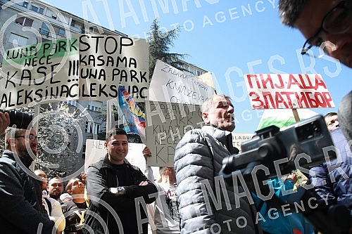 Participants in the protest against e-fiscalization on the markets of Serbia in front of the RTS building.Ucesnici protesta protiv e-fiskalizacije na pijacama Srbije ispred zgrade RTS-a.