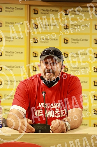 Protest group press conference Look, Gari, no way! which first met a year ago.
Konferencija za novinare Protestne grupe Vidi, Gari ne moze! koja se prvi put okupila pre godinu dana Protest group press conference Look, Gari, no way! which first met a year ago.
Konferencija za novinare Protestne grupe Vidi, Gari ne moze! koja se prvi put okupila pre godinu dana