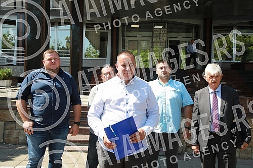 The press conference of the Association of Farmers and Peasants of Serbia was held in front of the Ministry of Agriculture after the meeting with Minister Branislav Nedimovic.Konferencija za medije Udruzenja poljoprivrednika i seljaka Srbije odrzan
