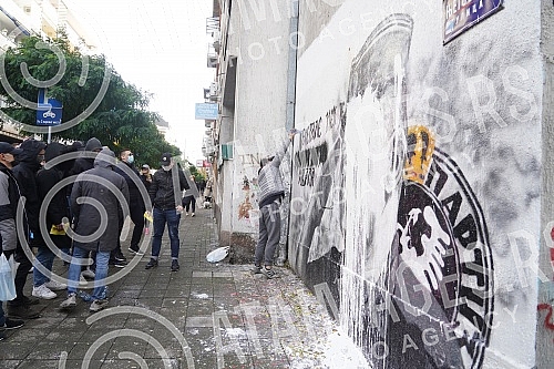 A group of young people gathered on the corner of Njegoseva and Aleksa Nenadovic and started cleaning the mural with the image of Ratko Mladic, on which a bucket of paint was thrown. Grupa mladih se okupila na uglu Njegoseve i Alekse Nenadovica i p