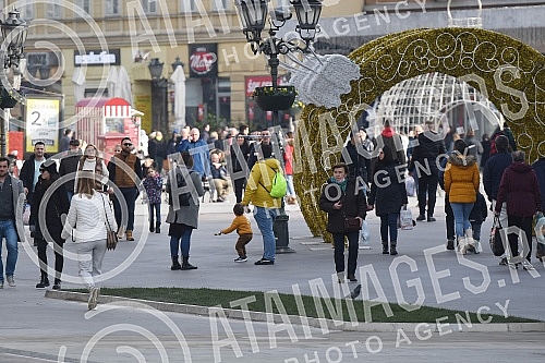 Crowded on Freedom Square in Novi Sad, citizens are enjoying a sunny January day.Guzva na Trgu slobode u Novom Sadu, gradjani uzivaju u suncanom januarskom danu