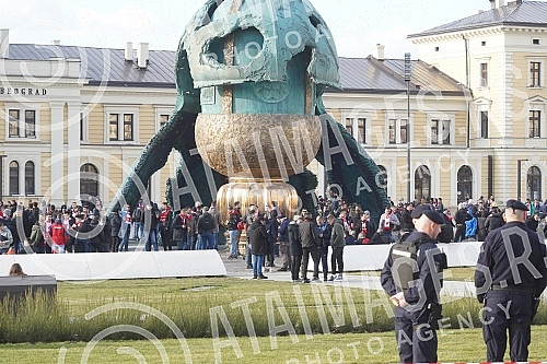 During the works on the reconstruction of Savska Street, a water pipe burst, and tram traffic was suspended on that route.Navijaci fudbalskog kluba Crvena zvezda okupljaju se kod spomenika Stefanu Nemanji odakle ce krenuti na stadion Rajko Mitic gd
