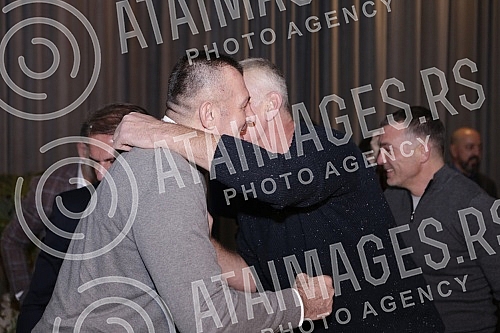 Basketball club Partizan held a New Year's cocktail club where they presented a calendar, but also their own brandy.Kosarkaski klub Partizan odrzao je novogodisnji koktel kluba na kom su predstavili kalendar, ali i sopstvenu rakiju.