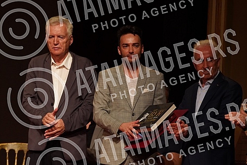 The ceremonial presentation of the 51st Golden Beocug Award and the Charter was held on the Grand Stage of the National Theater.Svecano urucenje 51. nagrade Zlatni Beocug i Povelje odrzano je  na Velikoj sceni Narodnog pozorista.