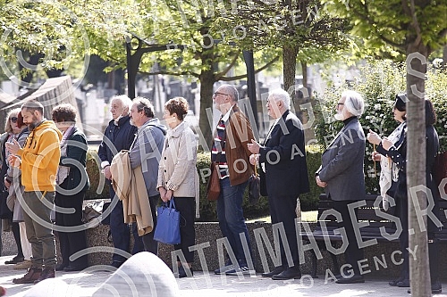 The commemoration on the occasion of the first year since the death of the painter and sculptor Milos Sobajic was held in the Alley of Merited Citizens at the New Cemetery.Pomen povodom prve godine od smrti slikara i vajara Milosa Sobajica odrzan j