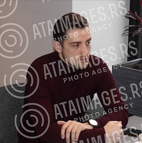 A press conference was held at the Mona Plaza Hotel, at which Ivana Selakov and Mirza Selimovic announced New Year's performances on Zlatibor at the Mona Hotel and Belgrade, at the Mona Plaza Hotel. U hotelu Mona Plaza odrzana je konferencija za me