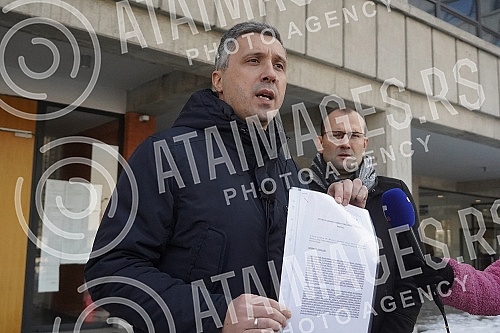 The president of the Serbian movement Dveri, Bosko Obradovic, held a press conference in front of the Second Basic Public Prosecutor's Office, on the occasion of filing criminal charges for theft in a referendum.Predsednik Srpskog pokreta Dveri Bos