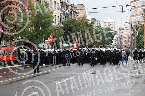 The police blocked the opponents of Europride in the central city streets, and some of them were detained.Policija je blokirala protivnike Europrajda u centralnim gradskim ulicama, a neki od njih su i privedeni.