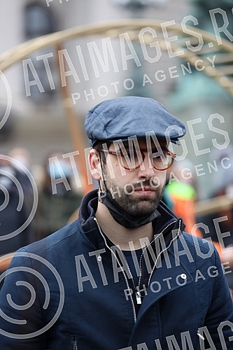 Street artist and architect Andrej Josifovski, better known as the Pianist, set up a new, unusual installation in front of the National Assembly of Serbia as part of the 