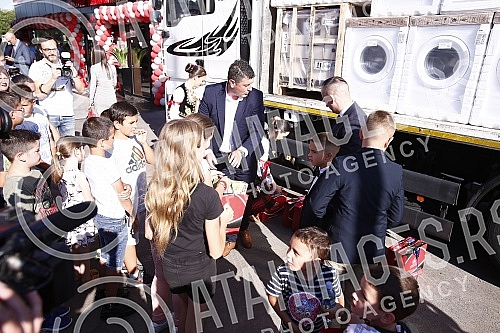 Posta Srbije and Knez Petrol have signed a business cooperation agreement that provides for the expansion of the postal network and services of Posta Srbije through the network of Knez Petrol gas stations.Posta Srbije i Knez petrol potpisali su ugo