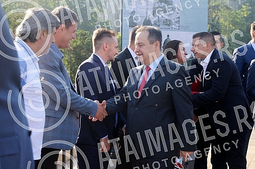 In front of the parliament building, a part of the assembly fence delivered from Northern Macedonia was handed over.Ispred zgrade parlamenta obavljena je primopredaja dela skupstinske ograde dopremljene iz Severne Makedonije. 