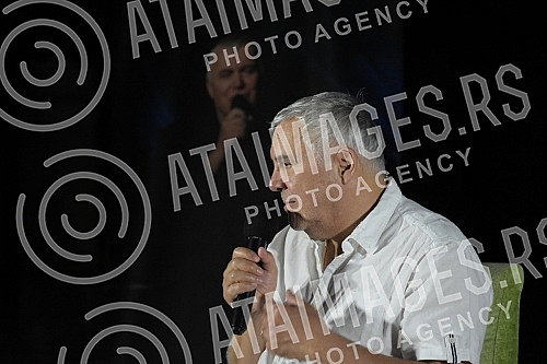 Singer Zoran Predin held a promotion of the book - Mongolian stains in the courtyard of the University and then a songwriting concert.Pevac Zoran Predin odrzao je promociju knjige - Mongolske mrlje u dvoristu Univerziteta a zatim i kantautorski konc