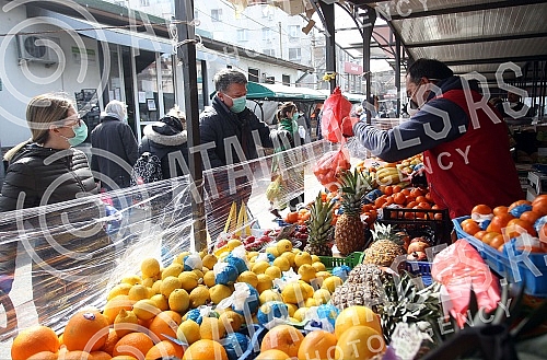 Because of the coronavirus, Belgrade markets operate three days a week on Thursdays, Fridays and Saturdays. Zbog korona virusa pijace u Beogradu rade tri dana nedeljno, cetvrtakom, petakom i subotom.