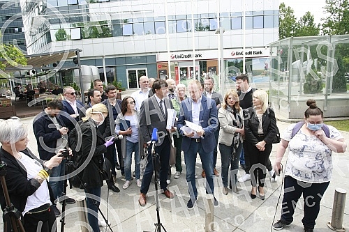  In front of the building of the European Bank for Reconstruction and Development (EBRD), the board group of the Alliance for Serbia handed over a letter and documentation to that bank on the occasion of the garbage incinerator project in Vinca, near