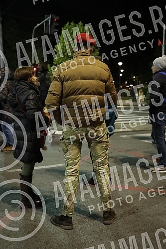 Several right-wing organizations organized a rally in front of the Serbian Parliament building in support of the brothers from Kosovo and Metohija.Nekoliko desnicarskih organizacija organizovalo je ispred zgrade Skupstine Srbije skup u znak podrske