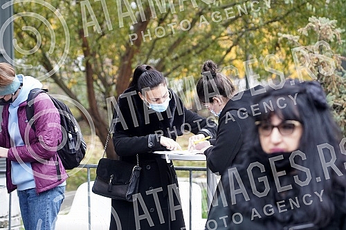 At the Belgrade Fair, the interest of citizens in vaccination against coronavirus has increased.Na Beogradskom sajmu je pojacano interesovanje gradjana za vakcinaciju protiv korona virusa.