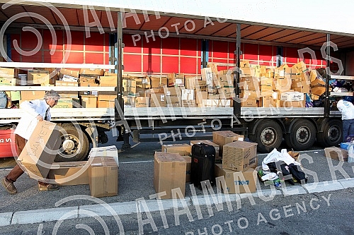 a parkingu kod Centra Sava, svajcarsko udruzenje Firdaus koje prikuplja pomoc za migrante, urucilo je Centru za zastitu i pomoc traziocima azila zimsku odecu, obucu i odecu za bebe. Ta pomoc ce zatim biti poslata u Sid, Presevo i Dimitrovgrad. 