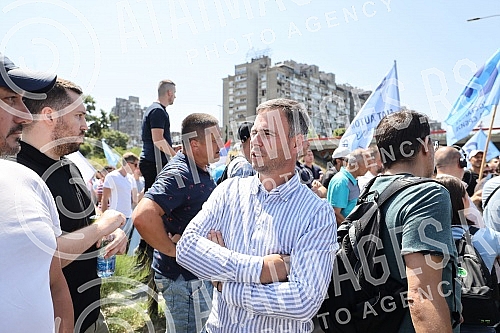 Workers of Kragujevac's Fiat blocked the highway near the Sava Center in Belgrade, as they announced because even after several rounds of negotiations they did not reach a solution with the Government of Serbia and the company on guarantees that ther