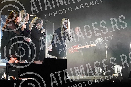 Belgian pop singer Lara Fabian held her first concert in Serbia on the stage of the Stark Arena in the form of a cross section of the biggest hits of her career.Belgijska pop pevacica Lara Fabian odrzala je svoj prvi koncert u Srbiji na sceni Stark