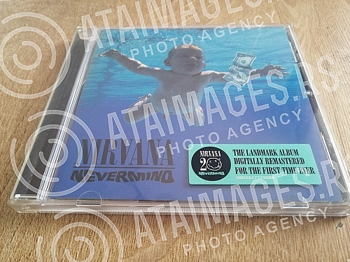 Cover and CD Nevermind, the second studio album of the American music group Nirvana, released on September 24, 1991 by Geffen Records.Omot i CD-a Nevermind, drugog studijskog albuma americke muzicke grupe Nirvana, objavljenog 24. septembra 1991. u