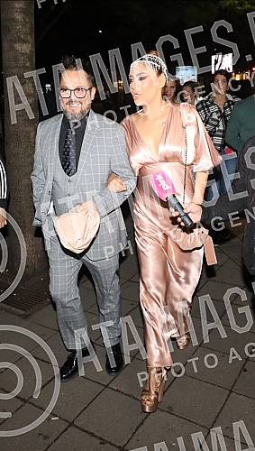 The daily Informer is celebrating its 10th birthday, and a gala celebration has been organized at the Kasina Club.Dnevni list Informer proslavlja 10. rodjendan te su u klubu Kasina organizovali gala proslavu.