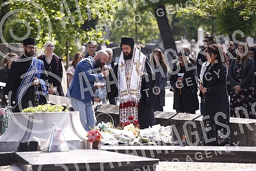 The commemoration on the occasion of the first year since the death of the painter and sculptor Milos Sobajic was held in the Alley of Merited Citizens at the New Cemetery.Pomen povodom prve godine od smrti slikara i vajara Milosa Sobajica odrzan j