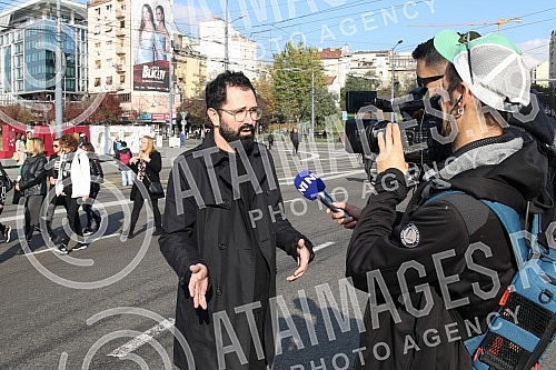 Aunties, janitors and other technical staff protested over having to pay court costs for the cases they lost.
Tetkice, domari i drugo tehnicko osoblje protestvovali su zbog obaveze da plate sudske troskove za sporove koje su izgubili. Aunties, janitors and other technical staff protested over having to pay court costs for the cases they lost.
Tetkice, domari i drugo tehnicko osoblje protestvovali su zbog obaveze da plate sudske troskove za sporove koje su izgubili.