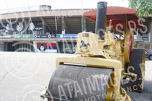 Partizan's steam roller, which was set up by fans in front of the south stand of the stadium in Humska yesterday morning, should be a symbol of the power of the football club and remind of the glorious days of history.Partizanov parni valjak kojeg 