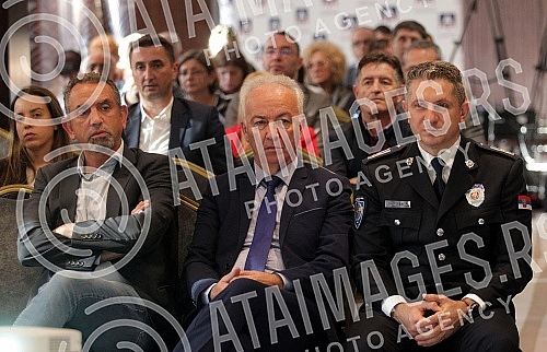 At the Metropol Hotel, the public company Putevi Srbije presented the winter road maintenance plan.U hotelu Metropol javno preduzece Putevi Srbije je predstavilo plan zimskog odrzavanja puteva.