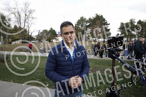 In Tasmajdan Park, People's Party President Vuk Jeremic issued a statement regarding criminal charges against Serbian Prime Minister Ana Brnabic and Ministers Zorana Mihajlovic and Irena Vujovic in connection with plans to open a Rio Tinto lithium mi